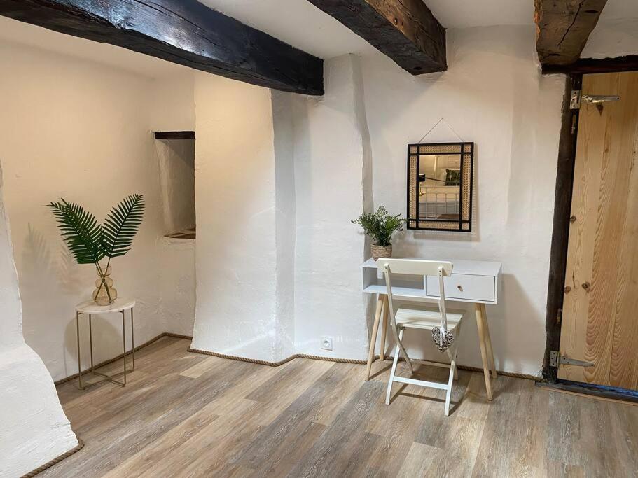 Spacious 1 Bed Home With Shared Pool Champagnac-la-Rivière Buitenkant foto